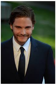 Brühl in Ferragamo–Actor Daniel Brühl wore a navy tailored two-button number from Salvatore Ferragamo to the world premiere of Rush in London. - daniel-bruhl-salvatore-ferragamo-001