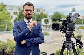 Ve veřejnoprávním médiu působil od roku 2014, věnoval se zejména české politice. Gnqwa6d4igcxsm