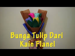Caranya tidak begitu sulit, bisa langsung saja dilihat di video tutorial berikut ini Cara Membuat Bunga Tulip Dari Kain Flanel Pigura