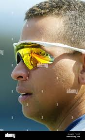 New York Yankees Tino Martinez signe un autographe pour Tanner Cox, 10 ans,  cancer patient de Paducah, KY avant un match contre les Cardinals de  Saint-Louis au Busch Stadium de Saint-Louis le