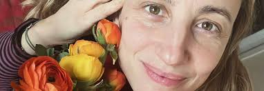 Francesca Inaudi: «Molestata in gravidanza, il mio parto è stato un trauma.  Oggi sono una doula e aiuto le mamme a sentirsi meno sole»