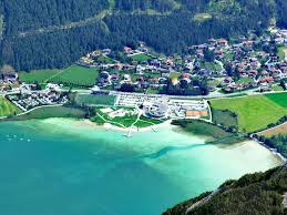 Together with the achen valley it parts the karwendel mountain range in the west from the brandenberg alps in the east. Achensee Das Beste Das Du Hier Erleben Kannst