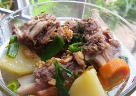 Iris bawang bombay sementara bawang putih dan mericanya dihaluskan. Langkah Mudah Untuk Menyiapkan Sop Iga Sapi Anti Gagal Resep Masakanku