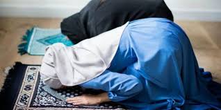 Sholat dapat mendatangkan kebahagiaan, kesenangan dan kesempurnaan baik di dunia maupun akhirat. 10 Hadits Tentang Sholat Lengkap Dengan Keutamaannya Dream Co Id