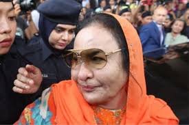 Rosmah mansor wife of former malaysian pm najib turns up for graft trial with ambulance in tow. Rosmah Diberi Masa 7 Hari Untuk Periksa Sahkan 44 Unit Barang Kemas Bernilai Hampir Rm60 Juta Semasa Mstar