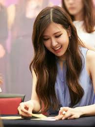 Is Rose Blackpink A Lefthanded Or Ambidextrous Rose Rose Roseannepark Chaeyoung Parkchaeyoung Mainvocalist Blackpink Blink Hair Waves Hair Beauty