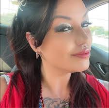 Why do outsiders feel unwelcome in Elwood, Indiana?