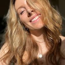 Amanda Evenson's Instagram, Twitter & Facebook