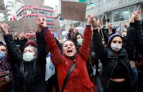 Türkiye et türkiye cumhuriyeti, est un pays transcontinental situé aux confins de l'asie et . Manifestations Contre L Abandon D Un Traite Protegeant Les Femmes En Turquie Le Devoir