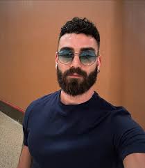 لو مرّت كل حكايات العُشّاق أمامي، سأبقى أراك أنت … البداية والنهاية" 🙂‍↔️