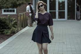 En los cincuenta, una joven de un orfanato descubre que tiene un increíble don para el ajedrez y recorre el arduo camino a la fama mientras lucha contra las adicciones. The Queen S Gambit Fashion How To Dress Like Beth Harmon Popsugar Fashion