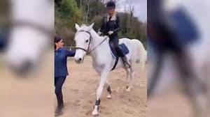 Yoksa hiç kimseyle böyle görmedik kendisini! Video Instagram Diletta Leotta Sul Cavallo Cassius Di Can Yaman Video Gazzetta It