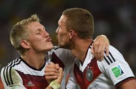 Seit jahren leitet der weltmeister von 2014 sein eigenes label strassenkicker. Eine Ganz Besondere Verbindung Bastian Schweinsteiger Und Lukas Podolski Stuttgarter Zeitung