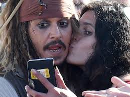 Knutsch-Attacke! - Johnny Depp ließ sich für Selfie von Fan küssen |  krone.at