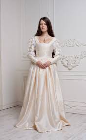 Renaissance Wedding Dress Ivory 15th Century Italian Gown Etsy Renaissance Wedding Dresses Historical Dresses Italian Renaissance Dress