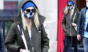 Style cara delevingne model supermodels clothes design street style clothes fashion fashion week. Cara Delevingne Mixes Up Her Casual Look At Paris Haute Couture Fashion Week Daily Mail Online