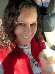 Thanks to my work BFF Stephanie Saenz Cooper she recommended the Iced  peppermint white chocolate mocha with peppermint cold foam and let me just  say it's so good! If you haven't tried