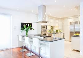 Projet cuisine design italien total look blanc avec îlot central, finition laque blanc brillant pour le mobilier et quartz glacier white pour les plan de travail. Cuisine Blanche 36 Idees De Luxe Pour Une Cuisine Design