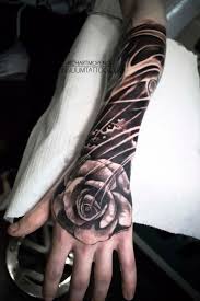 Otra representación que tiene una gran fuerza emocional es la de las manos de padre e hijo. Consilium Tattoo Tatuaje Atardecer