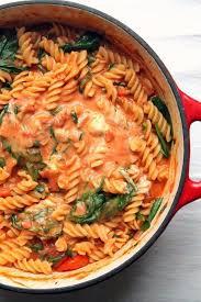 This One Pot Pasta Has A Luxurious Tomato And Mascarpone Sauce Spinach And Fresh Basil A 30 Minute Vegetarian Di One Pot Pasta Pasta Dishes Vegetarian Dinner