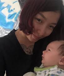 Kiều nữ hình xăm từng cãi cả gia đình để cho con bú