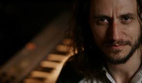 Federico Deutsch solo pero acompañado