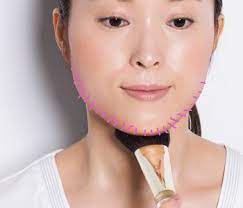 小顔メイクはシェーディングやチークで 丸顔 面長 エラ張り 顔の形別メイクテク 美的 com 小顔 メイク チーク メイク