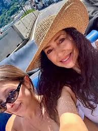 Hi, I'm Laura! Girl mom, pet mom, very cheffy👩🏻‍🍳, cerebral, and an  artist & entrepreneur. I enjoy deep convos, witty repartee, a li'l  frivolity, & 💛 to 😆🤣! Im 5'6, fit, fun,