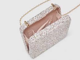 Los bolsos clutch son atemporales y puedes darles salida en cualquier ocasión que se te presente. Como Llevar Un Bolso De Mano En Una Boda Guia