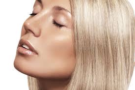 Mujer Natural De La Belleza Con La Piel Brillante Del Moreno Puro Pelo Rubio Imagen De Archivo Imagen De Collar Cuidado 45125127