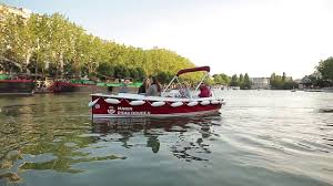 Explore paris street art le long du canal de l'ourcq le canal de l'ourcq offre une croisière pleine de charme, à condition toutefois qu'un grand escogriffe portant un gros sac à dos ne se plante pas devant vous , vous bouchant totalement. Electric Boat Rental In Paris