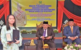 Laporan majlis hari anugerah cemerlang. Bernama Empat Pelajar Terima Anugerah Cemerlang Yayasan Tuanku Syed Putra