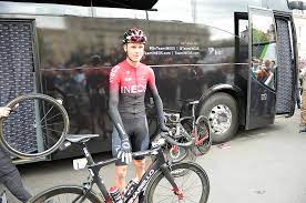 Radstar chris froome ist nach seinem schweren sturz, bei dem er zahlreiche brüche erlitt, acht stunden lang operiert worden. Ein Schwerer Sturz Verhindert Chris Froome Teilnahme