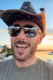 Scammer targeting group members with holiday items