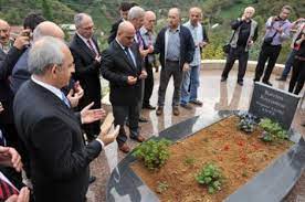 Kazım koyuncu'yu anma şevval sam i̇le pazar ertesi 21 02 2011 şevval sam kazım koyuncu yu anıyor ve anlatıyor. Kilicdarogli Kazim Koyuncu Nun Mezarini Ziyaret Etti Istanbulgercegi Com