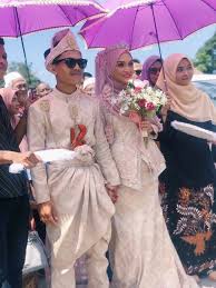 Menurutnya, dia turut mempelawa posmen itu makan namun ditolak kerana dia perlu cepat menghantar bungkusan ke tempat lain. Video Pasangan Bisu Ini Lafaz Akad Nikah Dengan Guna Bahasa Isyarat Buat Netizen Sebak Terengganu 11