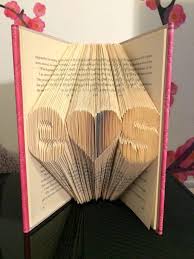 Haben sie schon diese kreativ gefalteten bücher gesehen? Aste Eines Baums Mit Pinken Kleinen Blumen Ein Herz Aus Papier Ein Kleines Pinkes Buch Mit Einem Pinken Bucheinban Bucher Falten Bucher Falten Vorlage Falzen