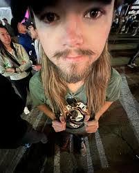 Julie Halling's Instagram, Twitter & Facebook