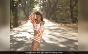 Angrezi Medium Song Kudi Nu Nachne De Alia Bhatt Katrina Kaif And Anushka Sharma Will Set Your Mood For The Week Angrezi medium movie release on 13th march 2020. angrezi medium song kudi nu nachne de