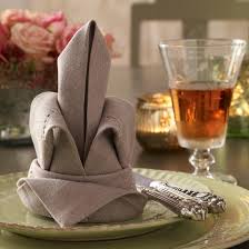 Für diese falttechnik eignen sich stoffservietten und größere papierservietten (z.b. Anleitung Servietten Falten Selbst De
