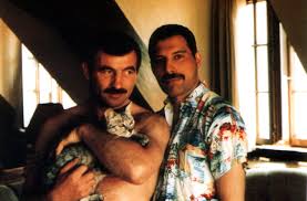 La pareja se conoció en 1983 en un bar de londres, sin embargo, al comienzo no fue fácil para mercury conquistar a hutton, pues este lo rechazó varias veces. Freddie Mercury Jim Hutton Hablatumusica