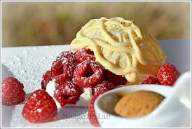 Pompon De Framboises Facon Tiramisu En Cloche De Chocolat Blanc De Philippe Jego Nuage De Lait Chocolat Blanc Alimentation Flan Chocolat