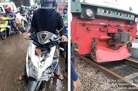 Terdapat beberapa cara untuk menukar nama pemilik motor dalam geran. Unggahan Viral Pengendara Motor Terobos Perlintasan Ka Dan Tabrak Lokomotif Ini Kronologinya Halaman All Kompas Com