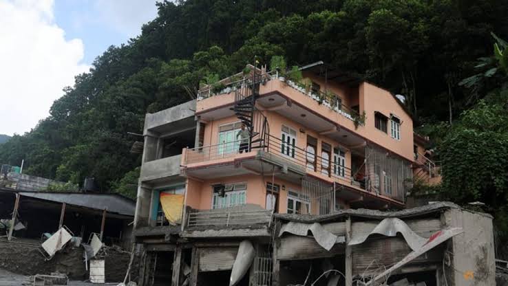 Nepal and China resume Himalayan flood rescue as lake threat eases; death toll tops 500, nearly 1,000 missing