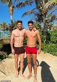 Voir plus d'idées sur le thème zinedine zidane, real de madrid, image foot. Zinedine Zidane S Son Enzo Shares Snaps Of His Family Holiday Daily Mail Online