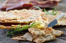 Il pane carasau, conosciuto anche come 'carta musica', rappresenta un'indiscussa specialità della cucina sarda. Pane Carasau Ricette Pane Ricette Gift