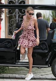Les musiques bruitistes (noise) : Opposition To The Music Street Style Of Chi Pu Huong T Celebrity Street Style Hailey Baldwin Style Hailey Baldwin Street Style