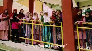 He said the incident was reported at 7.15pm when one of the four hikers sent a text message and details of the group's last location to a. Selamat Hari Raya Dari Warga Smk Dato Bentara Luar Batu Pahat Youtube