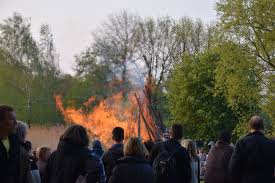 Die freiwillige feuerwehr neukölln sorgt für sicherheit, während die band velvet cats für gute laune sorgt. Osterfeuer 2014 Im Britzer Garten 1aerlebnisberichte