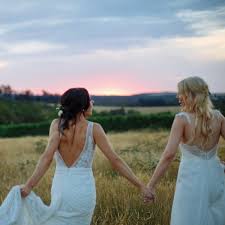 But, with the sun beating down (especially if you are having an outdoor to keep them cool, here are eight easy ideas to ensure they have a good time and don't suffer from heatstroke. 14 Summer Wedding Accessories And Tips To Keep Your Guests Cool Articles Easy Weddings